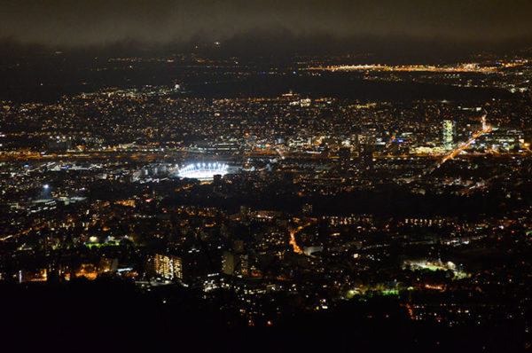 Vista nocturna de Zurich desde el monte Uetliberg 