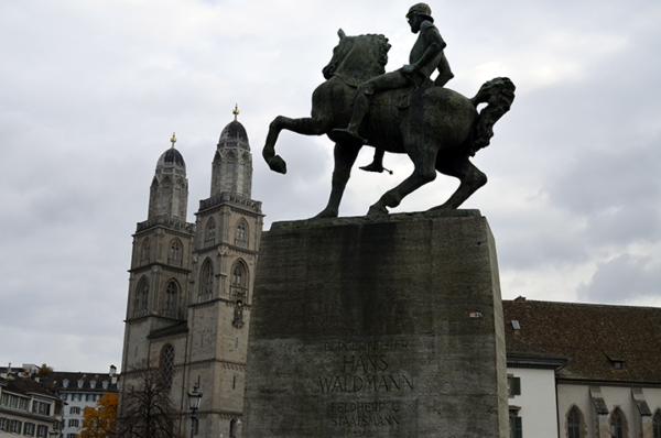 Estatua de Hans Waldmann con la iglesia Grossmünster