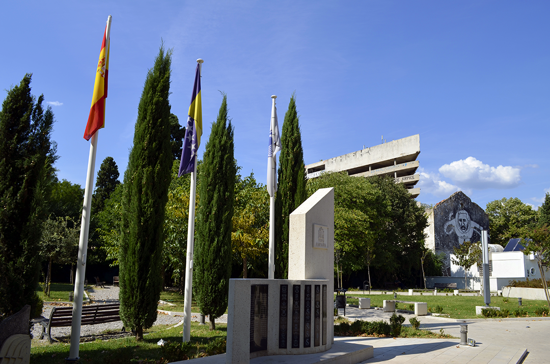 Monumento en la Plaza de España con la Torre de los Francotiradores al fondo